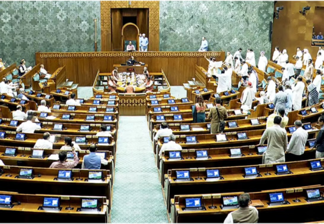 लोकसभा में 131 वां संशोधन महिला आरक्षण बिल गिरा, पक्ष में 298 व विपक्ष में 230 वोट पड़े, 528 सांसदों ने डाला वोट