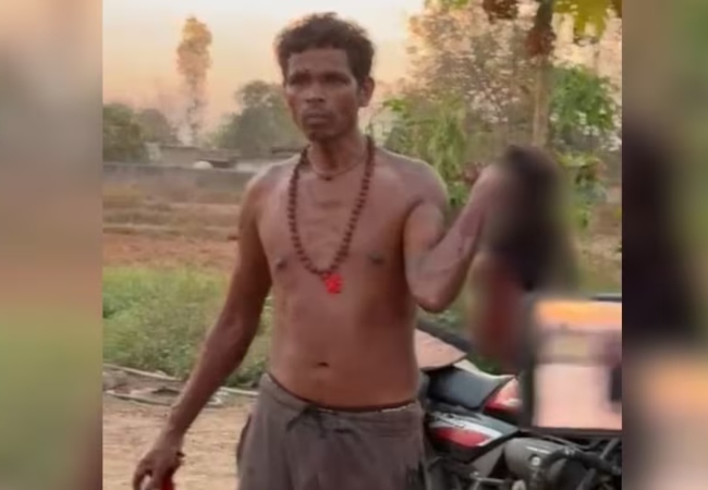पत्नी की हत्या के बाद कटा हुआ सिर लेकर पूरे गांव को दिखाता रहा पति, शाम को सात बैठकर पी थी शराब
