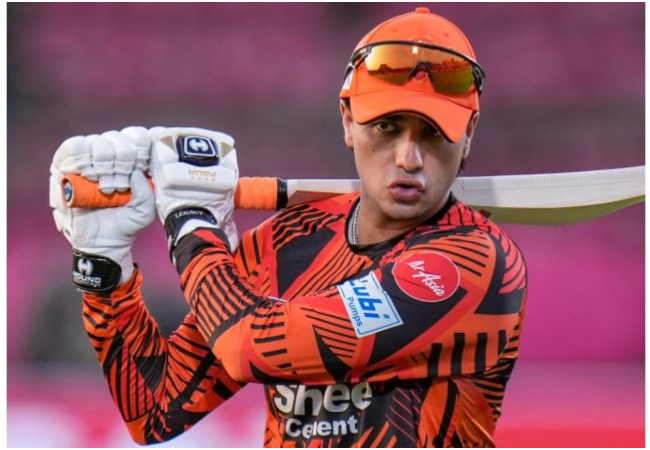 Viral Video : लड़की ने सरेआम खींचा स्टार बल्लेबाज अभिषेक शर्मा का हाथ, यूजर्स, बोले- ऐसी जबर्दस्ती करना गलत