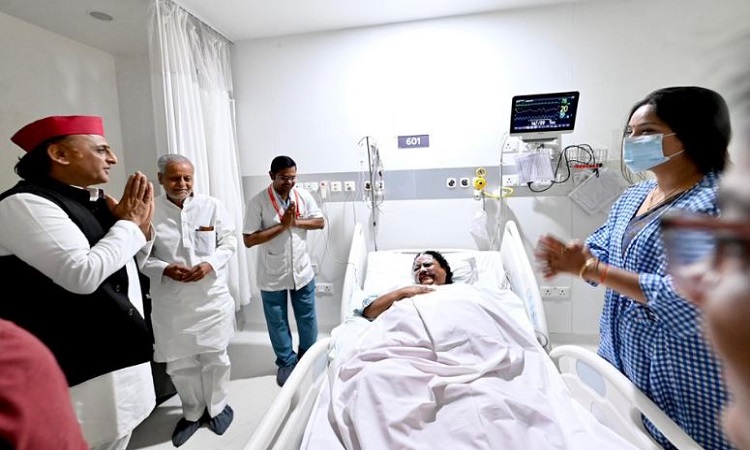 अखिलेश यादव का पुतला जलाते समय झुलसीं BJP विधायक से मिले सपा अध्यक्ष, शीघ्र स्वास्थ्य लाभ की कामना की