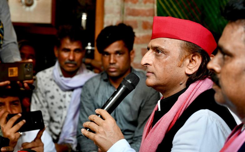 शिल्पी कुशवाहा हत्याकांड: पीड़ित परिवार से ​मिले अखिलेश यादव, कहा-ग़रीब कब तक नाइंसाफ़ी का शिकार होता रहेगा