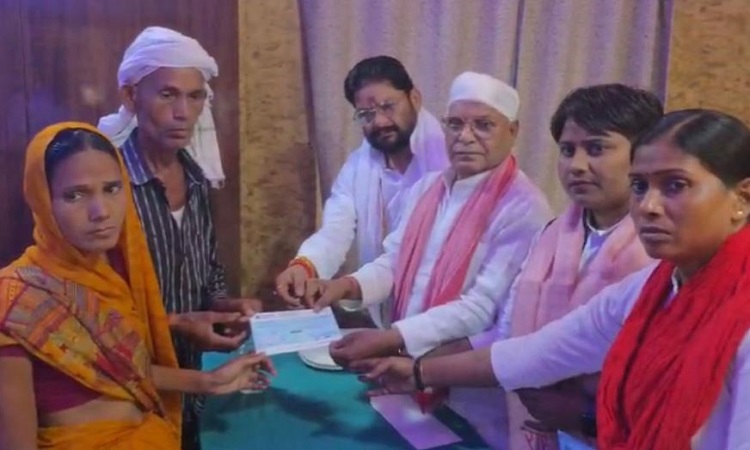 गाजीपुर के पीड़ित परिवार को सपा ने की 5 लाख की आर्थिक मदद, अखिलेश यादव बोले-PDA की एकता का है प्रतीक