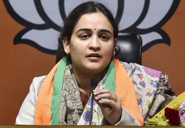 सपा का झंडा जलाने पर बोलीं अपर्णा यादव, कहा- हम बिल्कुल उसी परिवार के हैं लेकिन...