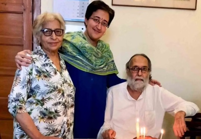 दिल्ली की पूर्व मुख्यमंत्री आतिशी के पिता का निधन, आप के संरक्षक अरविंद केजरीवाल से लेकर सिसोदिया तक ने जताया शोक