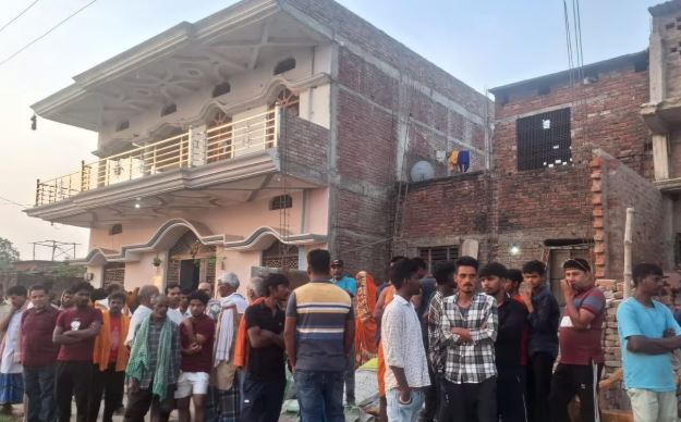 दमाद ने ससुराल में किया तांडव: पत्नी और सास पर चाकू से हमला कर उतारा मौत के घाट, हमले में गंभीर रूप से घायल हुए ससुर