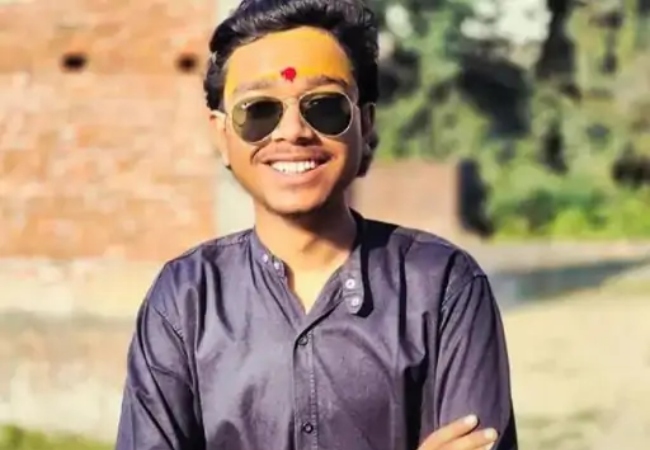 Video- लखीमपुर में तंमचा लोड कर रील बना रहा था 12वी का छात्र, अचानक गोली चलने से हुई मौत,वीडियो