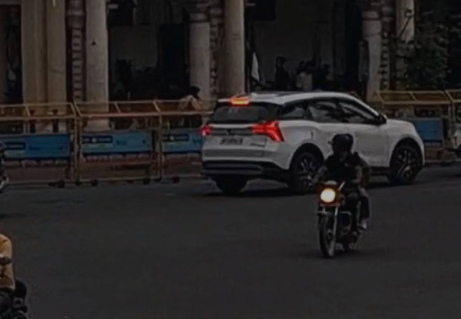 जब राजधानी लखनऊ में अचानक दिन में हुआ अंधेरा, फिर चली धूलभरी आंधी और बरसे बादल, वाहनों की थमी रफ्तार