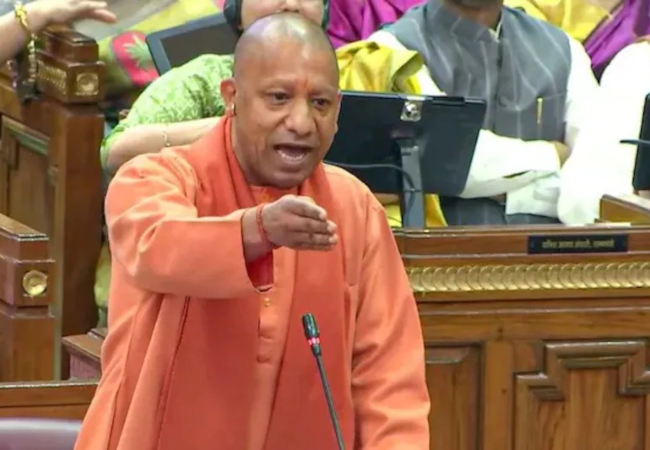 यूपी विधानसभा में दहाड़े CM योगी, बोले- सपा-कांग्रेस का आचरण मौलवियों के सामने घुटने टेककर नाक रगड़ने की है प्रवृत्ति