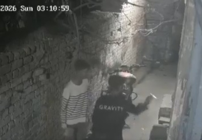 VIDEO VIRAL: दिल्ली में दो युवकों ने घर के बाहर लगाई आग, कैमरे में कैद हुई वारदात