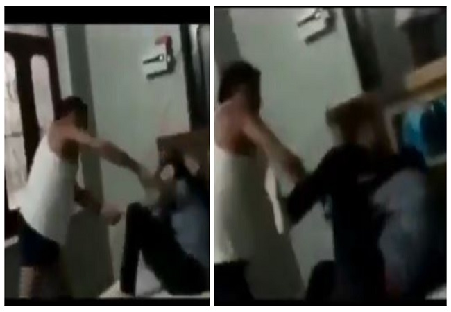 VIDEO: घर में बेटी को बॉयफ्रेंड के साथ देख आग बबूला हुआ पिता, अर्धनग्न अवस्था में बेड से खीच चप्पल से पीटा