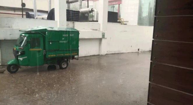 Delhi weather: मौसम का मिजाज बदला, तेज हवाओं के साथ छाए बादल, कई जगह झमाझम बारिश और गिरे ओले