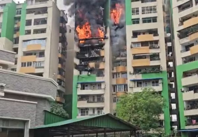 गाजियाबाद की हाईराइज सोसाइटी में लगी भीषण आग, 10वीं मंजिल से उठीं लपटें, 8-10 फ्लैट चपेट में