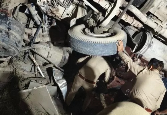 हापुड़ में दर्दनाक सड़क हादसा: बारातियों से भरी बस पर पलटा ट्रक, 6 की मौत