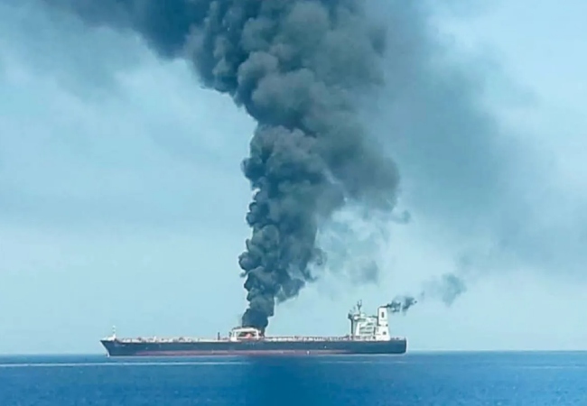 सीजफायर के बीच समुद्र में तनाव: ईरान ने किया स्ट्रेट ऑफ होर्मुज में कमर्शियल कार्गो शिप पर हमला