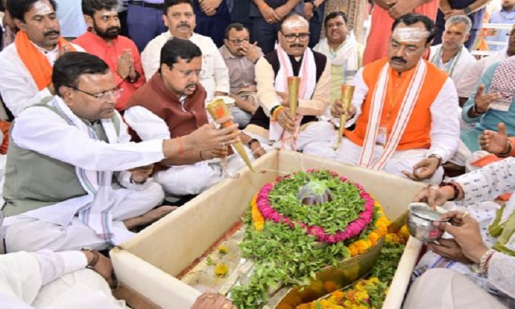 भाजपा अध्यक्ष और सीएम योगी के साथ केशव मौर्य ने किया वाराणसी में बाबा विश्वनाथ जी के दर्शन एवं पूजन