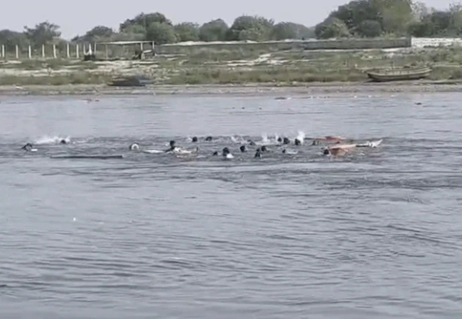 मथुरा नाव हादसे में अब तक 11 श्रद्धालुओं की मौत, नाव पलटने का ​Video सोशल मीडिया में वायरल