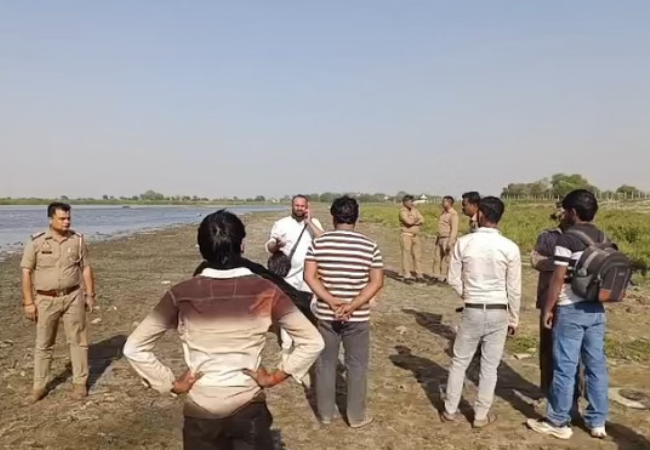 Mathura Boat Collides : यमुना नदी में पांटून पुल से टकराई नाव, 25 लोग थे सवार, बचाव दल ने 15 को बचाया और तीन की मौत