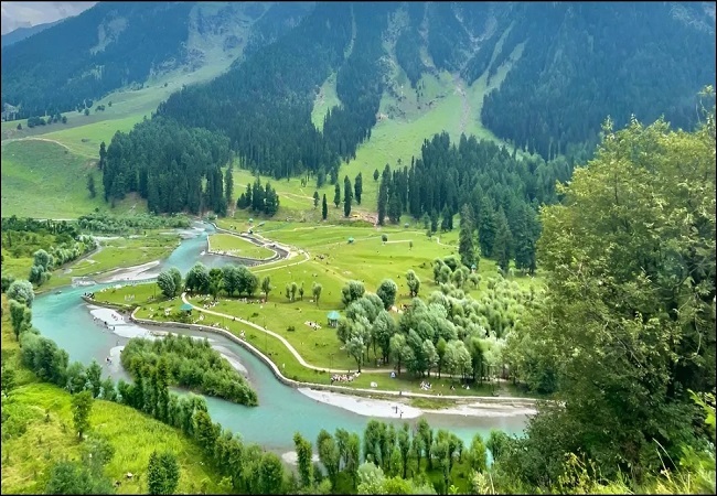 हमले के एक साल बाद फिर पहलगाम की वादियां गुलजार, सुरक्षा के अभेद्य कवच के बीच पर्यटकों की वापसी