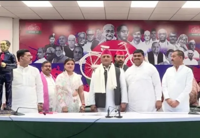 अमरोहा में सियासी उलटफेर: गंगेश्वरी के ब्लॉक प्रमुख राजेंद्र खड़गवंशी BJP को छोड़, हुए ‘साइकिल’ पर सवार