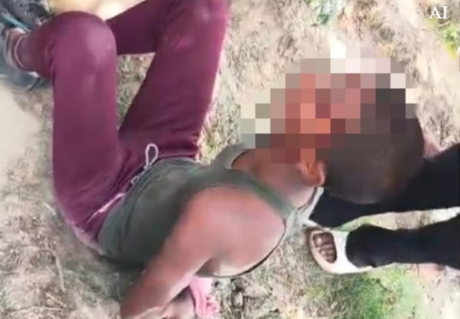 Video- आम तोड़ने पर पति-पत्नि ने मासूम के हाथ-पैर बांधकर की पिटाई, पुलिस ने दर्ज किया FIR