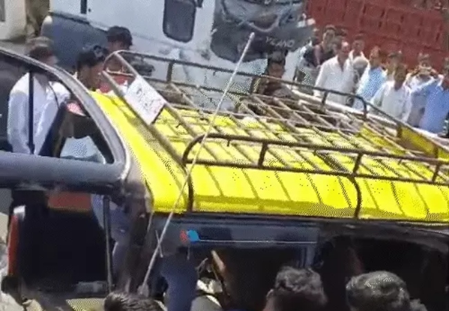 महाराष्ट्र के ठाणे में सीमेंट मिक्सर ट्रक से टकराई वैन, हादसे में 11 लोगों की मौत