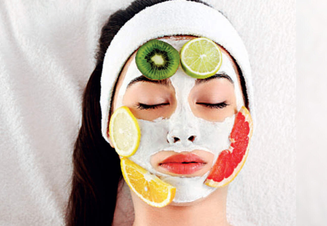 गर्मियों में स्किन को ठंडा और ग्लोइंग रखने के लिए खाएं ये फल