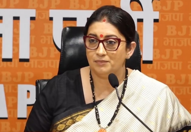 कांग्रेस ने कल मुस्कुराते और मेजें थपथपाते हुए राजनीतिक जागृति की आकांक्षाओं को कुचल दिया : स्मृति ईरानी