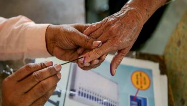 West Bengal Elections: आसनसोल में BJP प्रत्याशी की गाड़ी पर पथराव, EVM खराब होने पर कांग्रेस ने जताई नाराजगी