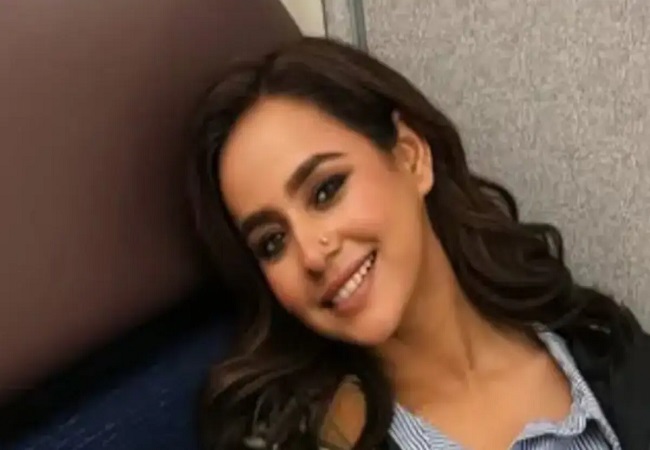 सिंगर सुनंदा शर्मा के कॉन्सर्ट में स्टेज पर चढ़ा छात्र, सोशल मीडिया पर युवक के लिए कही बड़ी बात