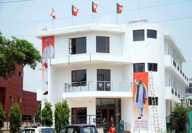 भाजपा कार्यालय के बाहर हुआ बम ब्लास्ट, पूरे शहर में जारी हुआ अलर्ट