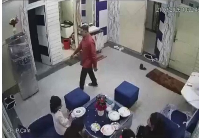 VIDEO: डाक्टर के घर में घुसा बदमाश, लड़कियों ने दबोच कर जमकर की पिटाई, पूरा मामला सीसीटीवी में कैद