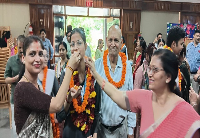 CBSE 12th Result 2026 : लखनऊ में आरएलबी स्कूल की छात्रा अदिति मिश्रा बनी टॉपर, हासिल किए 99.02 फीसदी अंक