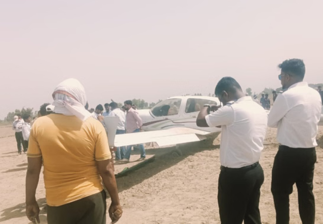 Aligarh Aircraft Emergency Landing : तकनीकी खराबी के बाद अलीगढ़ में खेत में उतारा, दोनों पायलट सुरक्षित