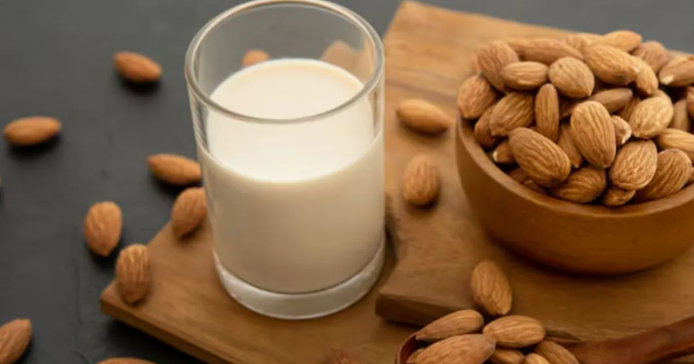 Almond Milk :  सोने से पहले बादाम वाला दूध पीने से सुबह चेहरा खिला खिला रहता है , जानें कई और फायदे