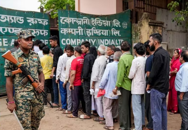 Bengal 15 Booths Re-Voting : कड़ी सुरक्षा के बीच बंगाल के 15 बूथों पर फिर से डाले जा रहे हैं वोट, EVM में छेड़छाड़ और गड़बड़ी के लगे थे आरोप