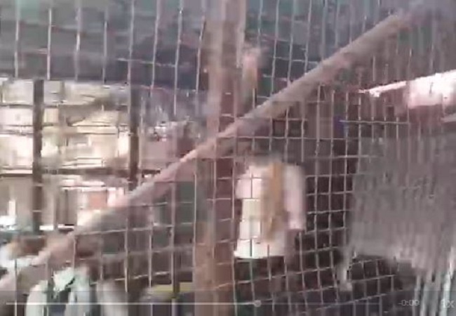 लखनऊ में अवैध चैंबरों पर चला बुलडोजर, चैंबर में खुद को बंद कर वकील ने फांसी लगाने की कोशिश