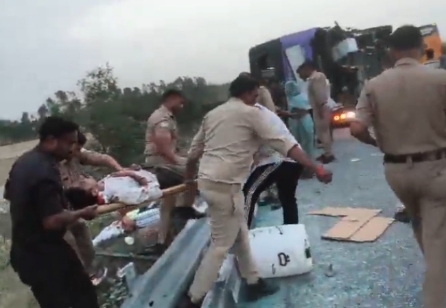 उन्नाव में लखनऊ-आगरा एक्सप्रेसवे पर बस पलटी, सब-इंस्पेक्टर समेत छह लोगों की मौत और 21 घायल