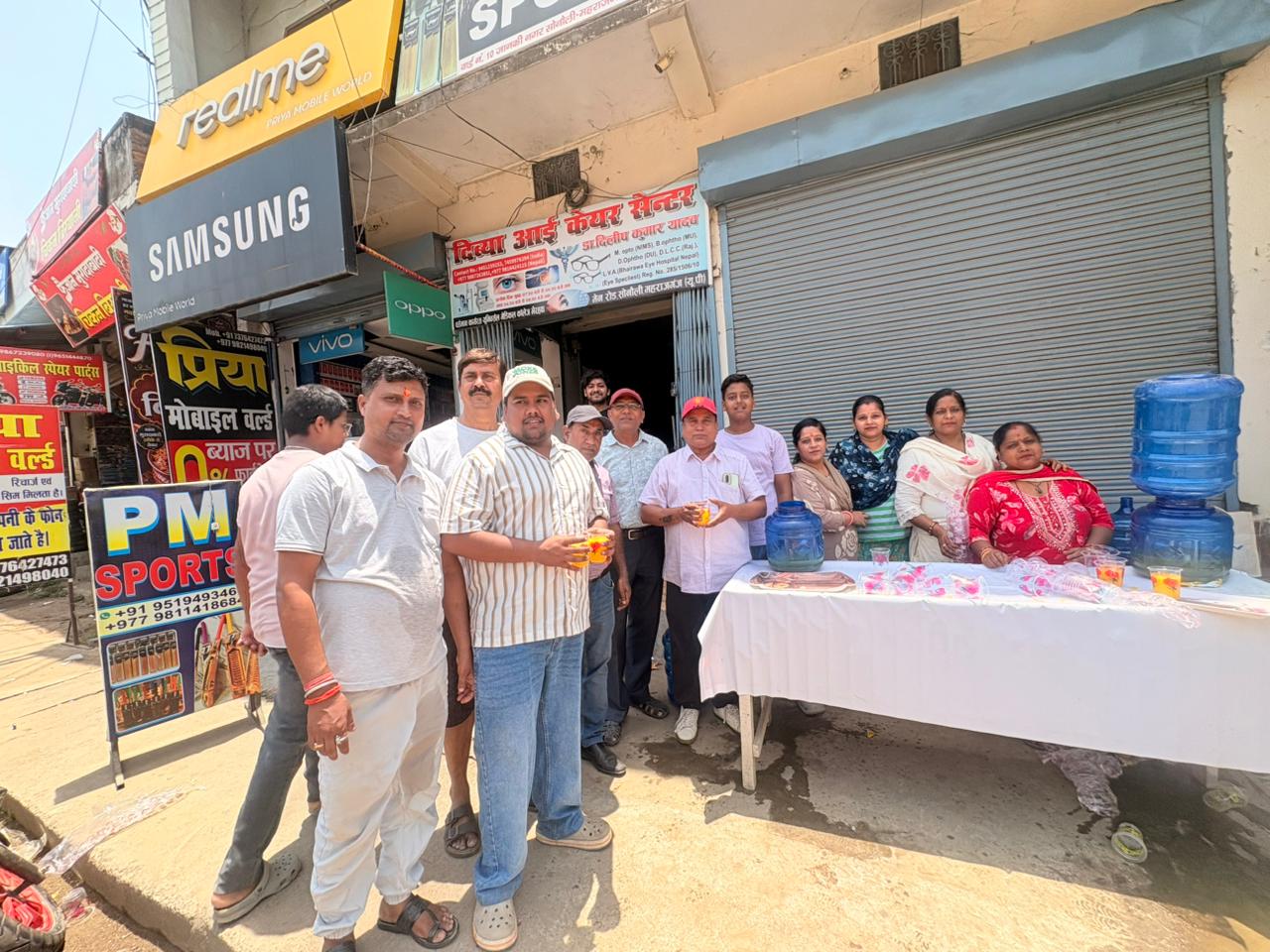 बड़ा मंगलवार पर राधे-राधे ग्रुप का शरबत वितरण,श्रद्धालुओं ने सराहा सेवा