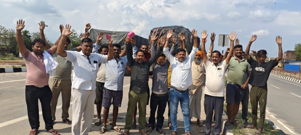 नेपाल यातायात विभाग की मनमानी पर फूटा गुस्सा,सोनौली बॉर्डर पर ट्रक चालकों का प्रदर्शन