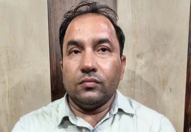 बीएससी की छात्रा को ‘डार्लिंग’ कहना पड़ा भारी, असिस्टेंट प्रोफेसर डॉ. परमजीत सिंह को लखनऊ विश्वविद्यालय प्रशासन ​ने किया सस्पेंड