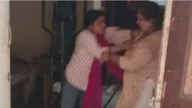 बरेली में बहू की पिटाई से आहत सास ने खाया जहर, पिटाई का वीडियो वायरल