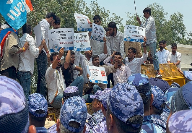NEET UG Cancelled 2026 : नीट परीक्षा रद्द होने पर शिक्षा मंत्रालय के बाहर NSUI का जोरदार प्रदर्शन, कई कार्यकर्ता हिरासत में