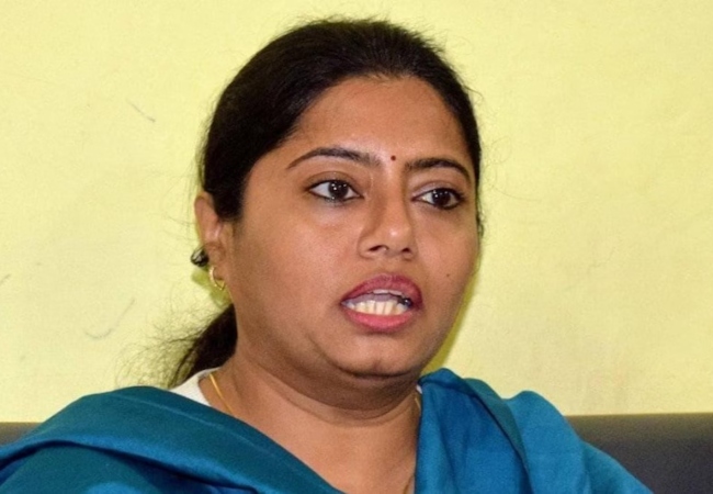 ट्रेन के इंजन पर चढ़कर नारेबाजी करना पड़ा पल्लवी पटेल को भारी, लखनऊ में दर्ज हुई FIR