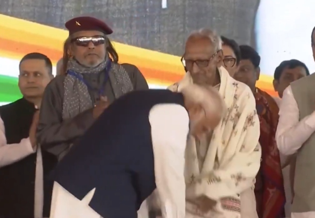 पीएम मोदी ने खुले मंच से जिस बुजुर्ग का छुआ पैर, जानिए BJP को खड़ा करने में उनका कितना बड़ा योगदान