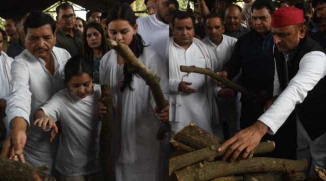 प्रतीक पंचतत्व में विलीन, चाचा शिवपाल ने दोनों बेटियों को संभाला, भावुक दिखे अखिलेश-धर्मेंद्र यादव