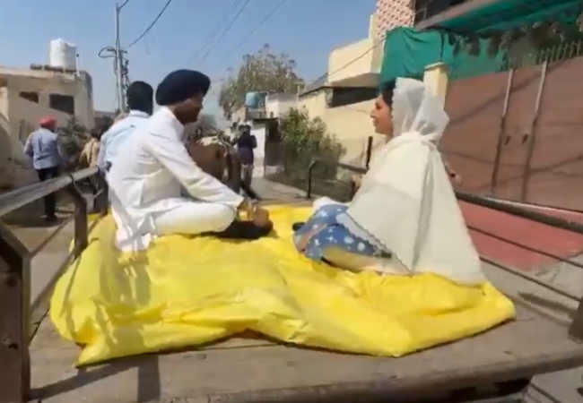 बैलगाड़ी से पत्नी संग वोट डालने पहुंचे पंजाब कांग्रेस अध्यक्ष, पेट्रोल-डीजल की कीमत बढ़ने का विरोध!