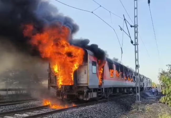 Rajdhani Express Fire : एमपी के रतलाम में राजधानी एक्सप्रेस में लगी भीषण आग, पैसेंजर्स को सुरक्षित निकाला गया