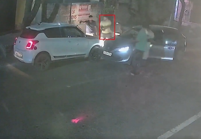 Video : कार के सामने रुकी कार, चार लोग उतरे और ताबड़तोड़ फायरिंग; CCTV में कैद हुई खौफनाक घटना