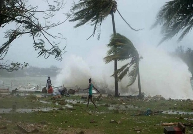 Weather News : यूपी में पश्चिमी विक्षोभ ने 42 जिलों में आंधी-बारिश और ओलावृष्टि के साथ मचाया तांडव