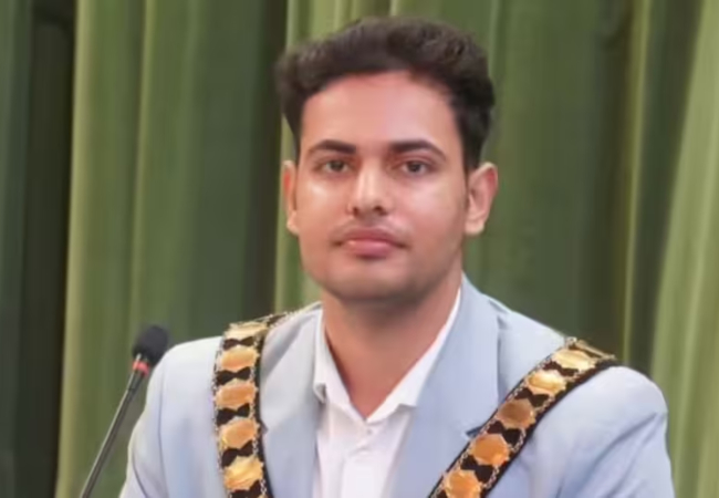 भारतीय मूल के तुषार कुमार ने ब्रिटेन में रचा इतिहास, महज 23 साल की उम्र में बने एल्सट्री और बोरेहमवुड के मेयर